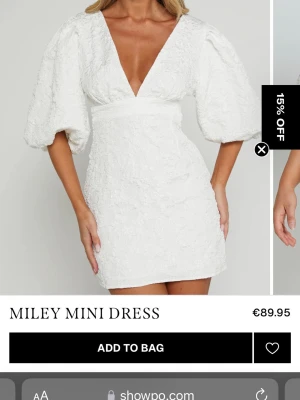 Vit kort klänning med puffärm - Söker denna klänning i storlek 38 (10)