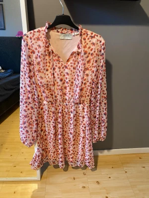 Klänning - En fin somrig klänning som är oanvänd