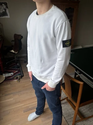 Vit sweatshirt från Stone Island - Säljer en riktigt clean vit tröja från stone island, skicket är mycket bra! Storlek S Hör av er om ni har några frågor!