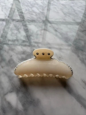 Beige hårklämma med strassdetaljer - Hårklämma med glitter stenar 