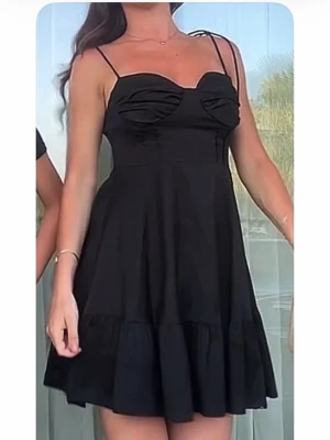 Sommar klänning - Super fin svart klänning som liknar Zara designen🥰