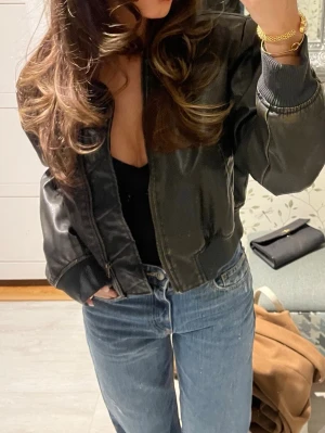 Skinn bomberjacka  - Skinn bomberjacka i urtvättad färg, från hm, sitter bra på mig som brukar ha xs 