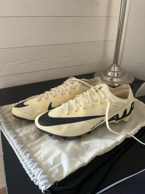 Nike Mecurial Vapor 15 Elite Mad Ready Ag-pro - Dessa dojor var lite för stora för mig, storlek 42 och säljs inte längre. Använd cirka 4 träningar men ser helt sprillans nya ut. Enda är den lilla lappen på inner sula som jag drog bort annars grymma och fräscha dojor. Sällsynta! Ag-Pro, påse ingår, Endast köpe