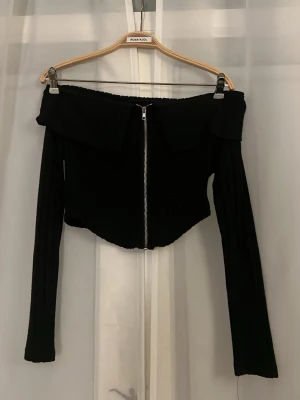 Off shoulders tröja med dregkedja ✨ - Super söt och stilig topp med dragkedja, perfekt till svalkande dagar eller fina event, kolla bild 2 när den sitter på😍använd några fåtal gånger men har älskat den men den är lite liten nu. ✨