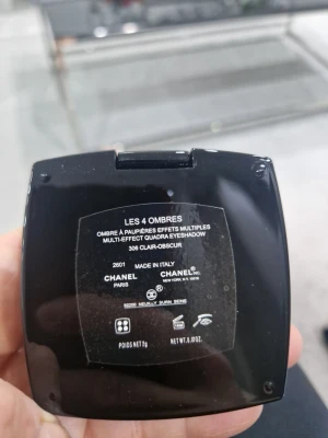 Chanel Les 4 Ombres ögonskuggspalett - Chanel Les 4 Ombres Multi-Effect Quadra Eyeshadow i nyansen 306 Clair-Obscur. Paletten innehåller fyra skimrande färger: guld, silver, koppar och brons. Kommer i en elegant svart dosa med spegel och plats för applikator. Perfekt för att skapa kreativa ögonlooks.