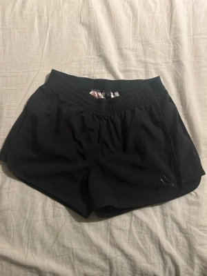 Träningsshorts Adidas - Gympa shorts från Adidas. Med elastisk midja! Storlek 12-13y, så XS eller S, 32–34 Väldigt fina ⭐️⭐️⭐️