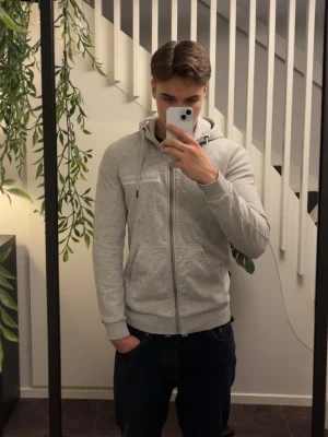 Peak performance hoodie - Använd fåtal gånger och inga defekter. Hör av dig vid frågor / intresse