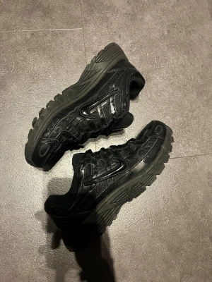Nike p-6000 svart - ! Säljer ett par helsvarta Nike p6000 med chunky sula och sportig design. Skorna har mesh och syntetdetaljer, klassisk swoosh på sidan och snörning framtill. Perfekta för dig som gillar streetwear och vill ha en stilren look. PRISET GÅR ATT DISKUTERA!