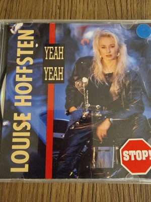Louise Hoffsten "Yeah Yeah" CD album. - Louise Hoffsten "Yeah Yeah" CD album. Musik-CD i standard plastfodral med originalomslag fram och bak. Albumet innehåller flera spår med Louise Hoffsten. Skivan är i CD-format och spelas i vanliga CD-spelare.