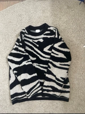 Zebra stickad tröja - Cool stickad tröja från H&M, aldrig använd med prislappen kvar! Nypris 399kr