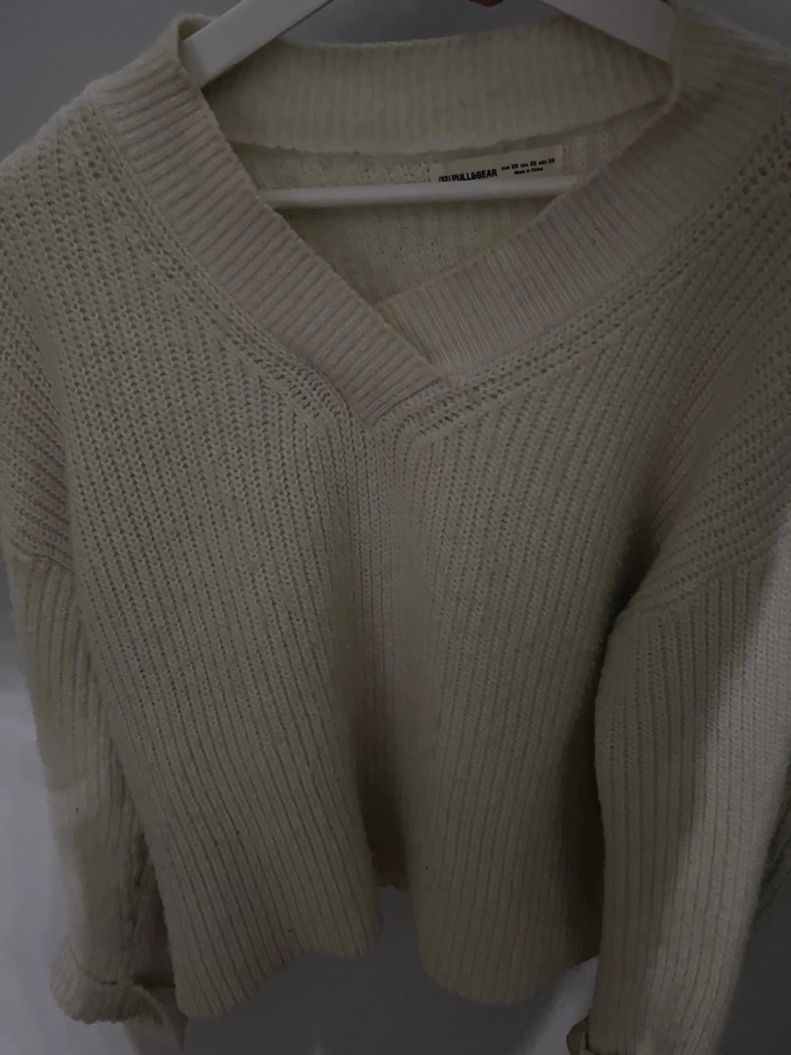 Beige stickad tröja med v-ringning