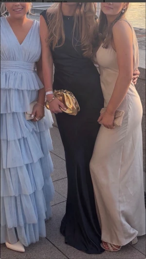 Marinblå långklänning från Boohoo - Säljer en elegant marinblå långklänning från Boohoo. Klänningen har en figurnära passform och är ärmlös med rund halsringning. Perfekt för speciella tillfällen när du vill känna dig extra snygg. Bilden är från min bal🤗