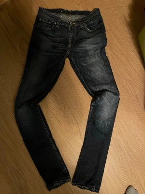 Mörkblå Nudie jeans - Hej! Säljer ett par mörkblå Nudie jeans i grymt skick. Är i storlek 28/34. Perfekt nu inför sommaren så passa på! Skriv om du har minsta lilla fråga! Pris kan diskuteras vid snabb affär! FLER JEANS FINNS PÅ PROFIL ! 