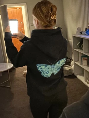 Hoodie från the cool elephant  - En superfin hoodie från the cool elephant, med snyggt och stort fjärils-tryck på ryggen😍 I utmärkt skick då den knappt är använd, storlek XS. Går jättebra att använda "Köp nu"! Vi skickar inom 1-2 dagar💕 Bara att skriva vid funderingar🤗