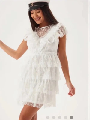 Jätte fin spets klänning   - Super fin klänning i perfekt skick! Perfekt för dig som slutar 9an eller tar studenten. Även en perfekt sommar klänning🤗 endast avvänd 1 gång på avslutning! Nypris 800