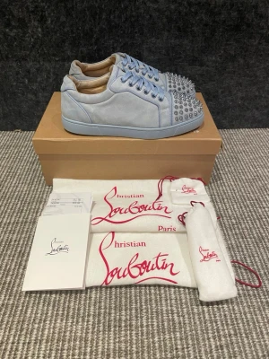 Christian louboutin skor  - Hej! Säljer nu dessa svin snygga Loubs skor. Skorna är i grymt skick! Begränsat antal boxar och dustbags. Hör av dig vid frågor.