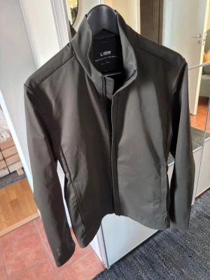UBR jacka - Ubr oslo softshell jacka! Japanskt material. Size S. Modellen är 180cm. Sjukt snygg jacka. Perfekt för våren! Hör av dig vid intresse 📦