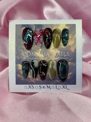 Cha-Damn (M);Medium Almond - Handgjorda press-on naglar i en medium lång mandelform. Setet har en mix av mörkgrön cateye, vinröd, guld, nude och silverdetaljer samt abstrakta linjer och stenar. Perfekt för dig som vill ha något kreativt och edgy på naglarna.M: 16 mm, 12 mm, 12,5 mm, 11,5 mm, 10 mm
