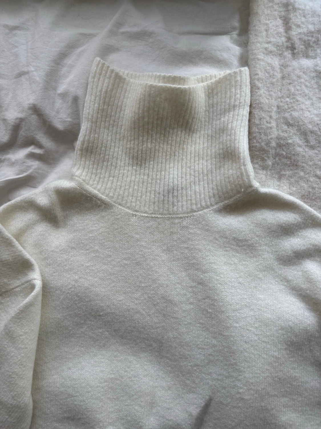 Vit polotröja i stickat material - 1