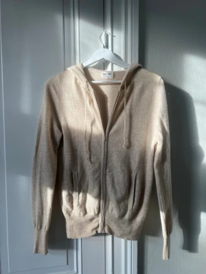 Soft Goat hoodie - Säljer denna superfina beiga ziphoodie i kashmir från Soft Goat. Nypris är 2700 kr.