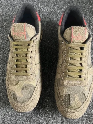 Valentino Rockrunner - Unika Valentino rockrunners | bra skick liten defekt vid hälarna men inget som märks | skriv vid funderingar!