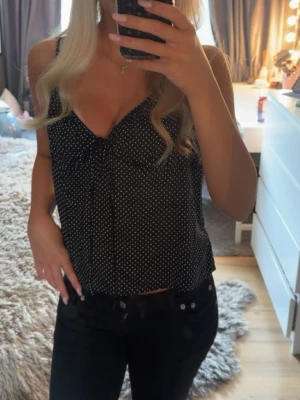 Prickig topp - Snygg prickig topp, jag har knutit banden på bilden, skulle säga storlek M den e lite stor på mig. <3 