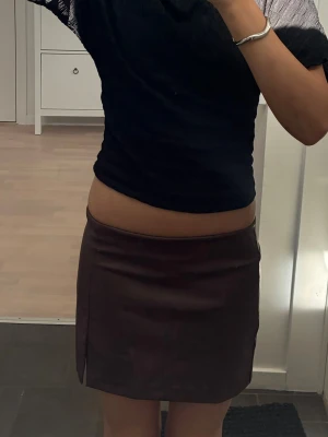 Jättefin brun kjol  - Jättefin brun kjol i mycket bra skick! Den gjort av fejkskinn. På sista bilden ser man färgen i solen🥰