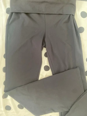 Svarta bootcut leggings/ YOGA PANTS - Säljer ett par svarta leggings med bootcut-modell. De är stretchiga och bekväma, perfekta för en avslappnad stil. Materialet känns mjukt och följsamt mot kroppen. Inga synliga loggor eller detaljer.