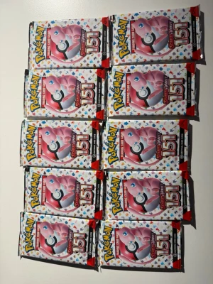 Pokémon Scarlet & Violet 151 booster - 10 st Pokémon Scarlet & Violet 151 boosterpack, hade kunnat tänka mig sälja i mindre mängder så det ör bara att skriva till mkg isåfall