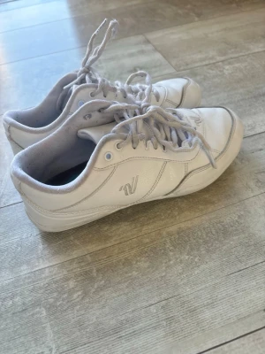 Vita cheer skor - Säljer ett par vita cheer skor från Varsity med klassisk låg profil och snörning. Skorna är köpta för 900kr. Skorna är från Cheerlife❤️