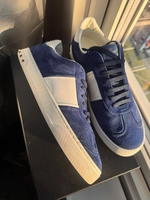 Storlek 43 – Valentino Flycrew Royal Blue 💙 - Skick: Mycket bra – lätt använda, väl omhändertagna. Snygg royalblå färg som verkligen sticker ut.  Allt originalt medföljer:  	•	Originalkartong 	•	Dustbag 	•	Valentino-brev 	•	Kvitto  100% äkta. Ett rent och exklusivt par redo för en ny ägare.  PS – vi lagar även skor! Behöver du fräscha upp eller fixa ett par? Skicka ett DM. 👟🔧 