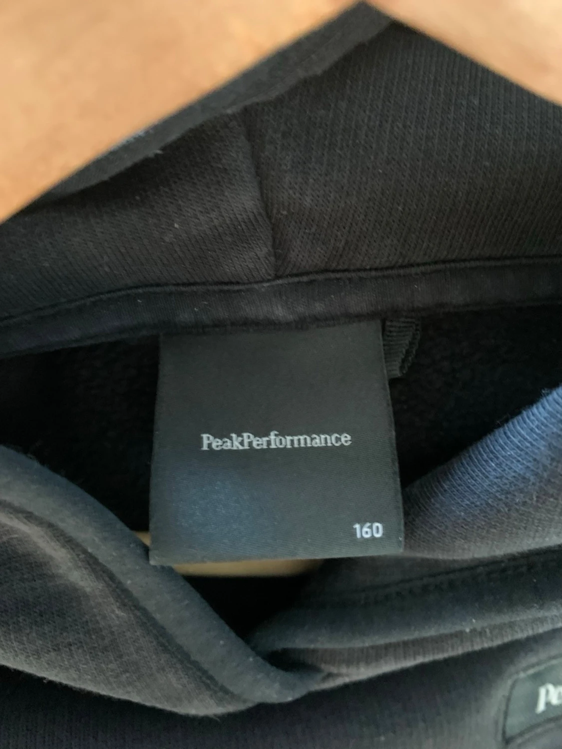 Svart hoodie från peak performance  - 2