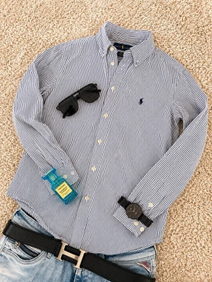 Ralph Lauren skjorta - Tja, säljer också en asfet randig Ralph Lauren skjorta som är använd en gång men inga tecken på användning🔥| Skick: 10/10 | Storlek: XS | Nypris: ca 1350 | Mitt pris: 499kr🤙🏼🤩| Tveka inte på frågor☺️