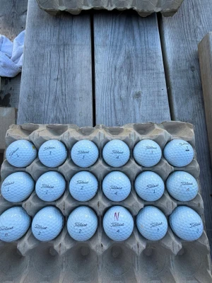 Golfbollar Titlest PRO v1 A klass - Säljer ett gäng vita golfbollar från Titleist, snyggt placerade i en kartong för enkel förvaring. Perfekta för dig som vill fylla på golfväskan inför nästa runda. Klassisk rund form och tillverkade i slitstarkt material. Perfekt till dig som vill börja spela med spinn och slå lite längre