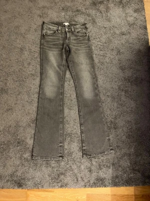 Grå bootcut jeans med detaljer - Säljer ett par gråa jeans ifrån Gina tricot i stolek 170 som ej säljs längre🙌🏻❣️ Helt oanvända och i helt nytt skick. Jättefina jeans som passar till de mesta🤩