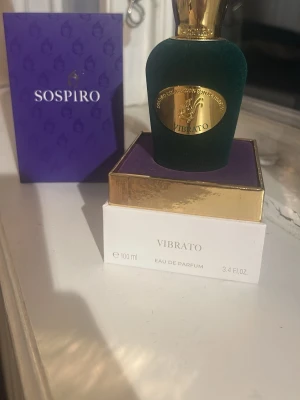 Sospiro Vibrato Eau de Parfum 73ml kvar - Lyxig parfym från Sospiro, modellen Vibrato. Flaskan är smaragdgrön med sammetslen yta. Runt 73 ml kvar 100ml flaska. 100% äkta, har kvitto, inga problem med flaskan eller vätskan helt perfekt till sommaren, väldigt fräsh unik parfym håller 10+ timmar 😁👍priset kan diskuteras privat men ej hugget i sten 