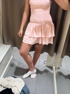 Ljusrosa klänning - Säljer denna super söta klänningen från Gina tricot i storlek S som inte kommer till användning använt en gång ❤️