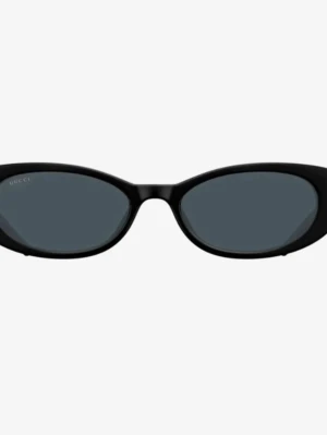 Svarta ovala solglasögon från Gucci - Snygga svarta solglasögon från Gucci med ovala bågar och mörka linser. Sidorna har en silverfärgad detalj med Gucci-logga som ger en lyxig touch. Perfekta för dig som vill ha en trendig och exklusiv accessoar. Modellen är gg1680s. Oanvända men säljs utan förpackning. Möts i pris vid snabb affär