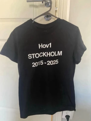 Svart Hov1 Stockholm t-shirt - Använd endast 1 gång!