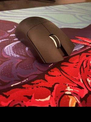 Svart trådlös gamingmus - Säljer en svart trådlös gamingmus med stilren design och två sidoknappar. Musen har ett matt ytskikt och ett vitt scrollhjul. Perfekt för gaming eller arbete vid datorn. Passar både höger- och vänsterhänta. Priset inte hugget i sten. Följer med en sladd också 👍🏻 kostar 450 ny 🆕 