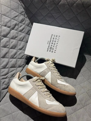 Maison Margiela skor - Ett par feta maison margela skor som är i använt skick men fortfarande bra fråga vid funderingar😊