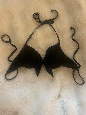 Bikini överdel - En bikini överdel med kupor tror att storleken är xs men inte säker då det inte står köpte den på en kamping 