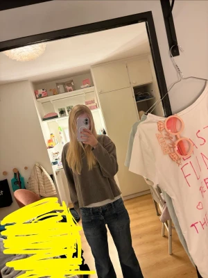 Unika jeans - Har inte blivit använda sen jag köpte här på Vinted men så snygga. Finns små slitningar här och var men inget som syns tydligt. Fråga gärna för fler mått och bilder! Lite bootcut men har rätt så vida ben (se bilder) 🌟🌟 L: 30 W: 36