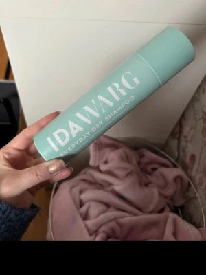 Ida Warg torrschampo mintgrön - Fräscht torrschampo från Ida Warg i en snygg mintgrön sprayflaska. Perfekt för att snabbt fräscha upp håret mellan tvättarna. Flaskan har en stilren design med vit text och är enkel att använda.