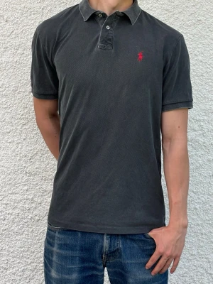 Retro Style Ralph Lauren Piké  - En mycket elegant pikétröja från Ralph Lauren.  Modellen är 182 cm och väger 68 kg. Hör av dig vid frågor!
