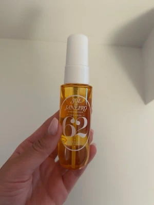Sol de Janeiro Cheirosa 62 Parfymspray - Sol de Janeiro Cheirosa 62 är en ikonisk parfymspray (30 ml) i en genomskinlig, bärnstensfärgad plastflaska med vitt spraylock. Doften har inslag av pistasch, salt karamell och vanilj. Helt ny från en presentförpackning. 