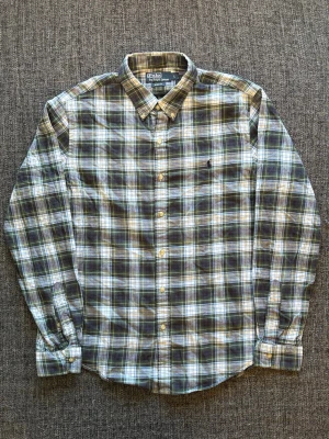 Ralph Lauren skjorta ~ vintage  - Sjukt eftertraktad Ralph Lauren skjorta ~ rutig 2000’s modell som inte längre produceras | st L/true size | färg rutig | mjukt material | klassisk passform | OBS kan gå ner lite i pris vid snabb affär! 🏄