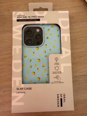 Ideal of Sweden mobilskal IPhone 16 pro max - Säljer detta oanvända mobilskal från Ideal of Sweden, skalet är till en IPhone 16 pro Max och jag har bara testat skalet men inte använt det🙌🏼köpte det för 349 kr