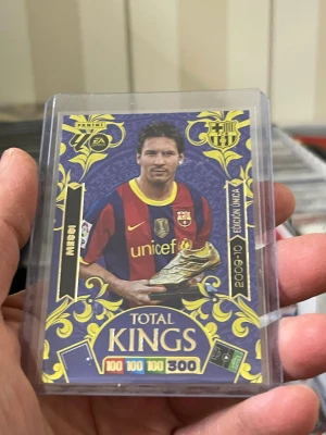 Panini Adrenalyn XL fotbollskort Lionel Messi - Unikt Panini Adrenalyn XL fotbollskort med spelare i Barcelona-tröja, motiv från säsongen 2009-10. Kortet har färgstark design i blått, gult och rött, och är inplastat för extra skydd. Perfekt för samlare av fotbollskort och La Liga-relaterade produkter.