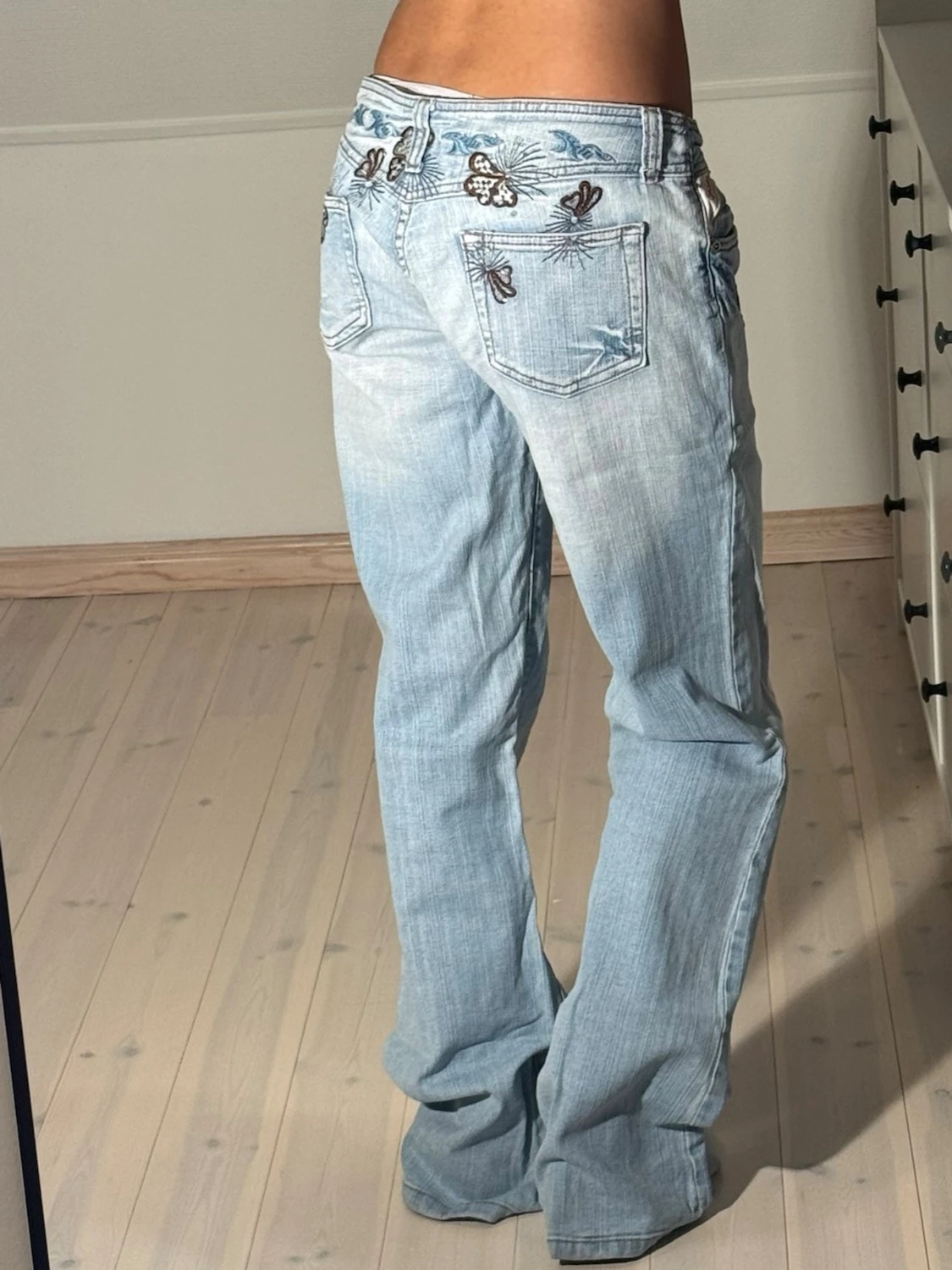 Low bootcut jeans med brodyr - 1